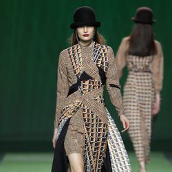 Vestido de corte asimétrico de Martin Lamothe en la Fashion Week Madrid