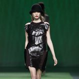 Mini vestido burdeos con adornos de cuero negro de Martin Lamothe en la Fashion Week Madrid