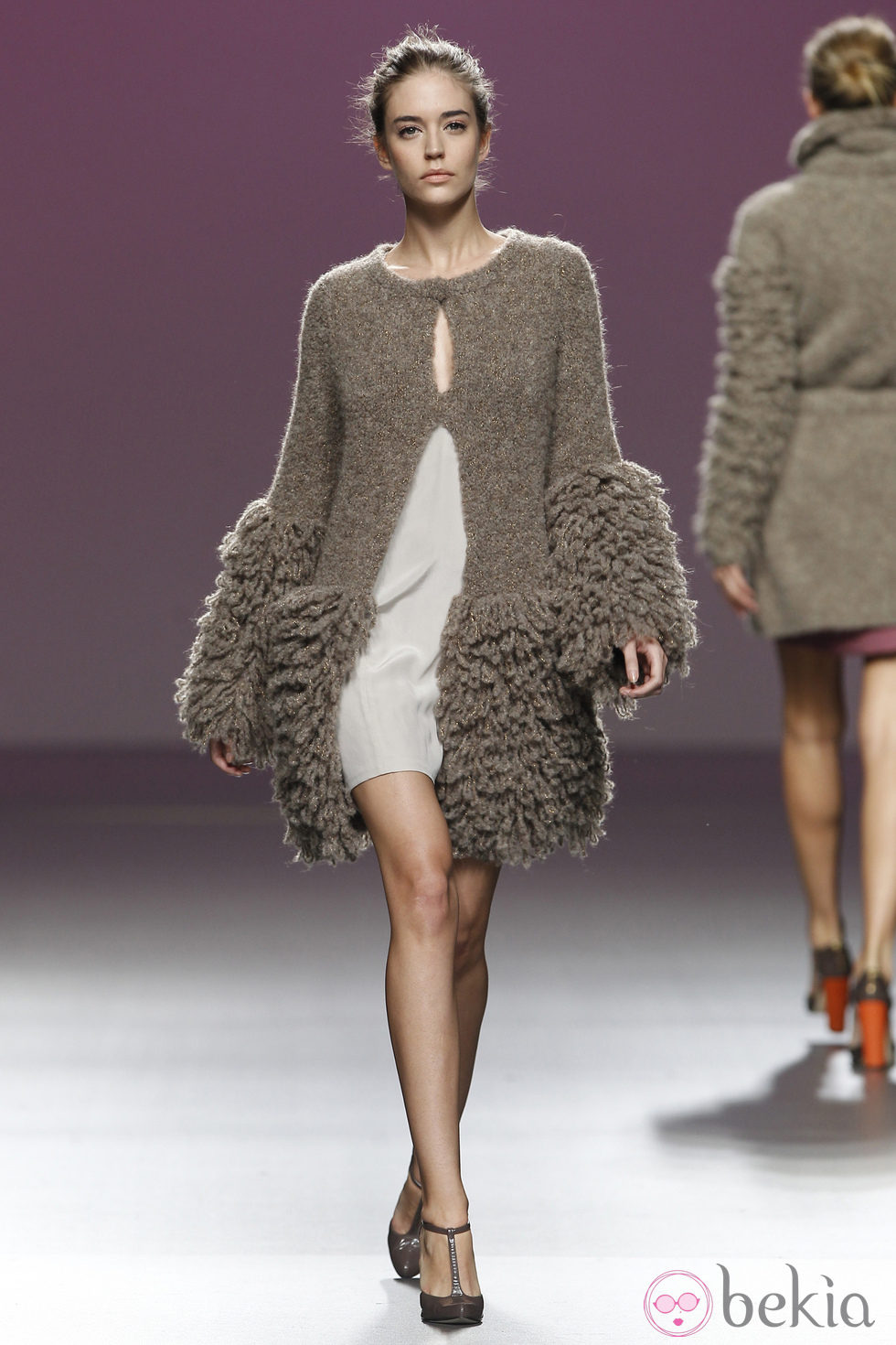 Chaqueta de lana con volumen en mangas y en el bajo de Sita Murt en la Fashion Week Madrid