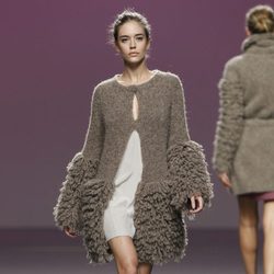 Chaqueta de lana con volumen en mangas y en el bajo de Sita Murt en la Fashion Week Madrid