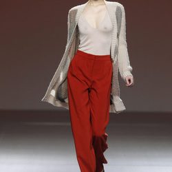 Pantalón rojo de traje con chaqueta de punto beis de Sita Murt en la Fashion Week Madrid