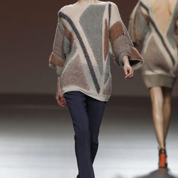 Jersey de lana con estampado en tono chocolate y gris de Sita Murt en la Fashion Week Madrid