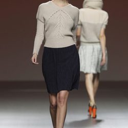 Conjunto de falda de falda negra y jersey de punto de Sita Murt en la Fashion Week Madrid
