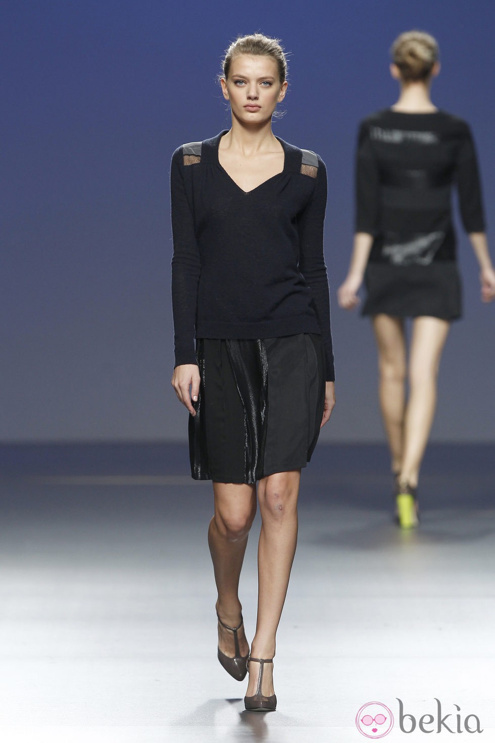 Falda negra y jersey de punto azul marino de Sita Murt en la Fashion Week Madrid