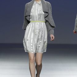 Vestido camisero en gris perla de Sita Murt en la Fashion Week Madrid