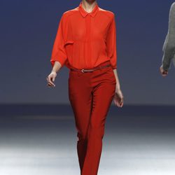 Pantalón rojo con camisa de gasa de Sita Murt en la Fashion Week Madrid
