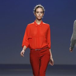 Pantalón rojo con camisa de gasa de Sita Murt en la Fashion Week Madrid