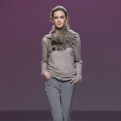 Pantalón de traje gris perla y jersey de punto de Sita Murt en la Fashion Week Madrid
