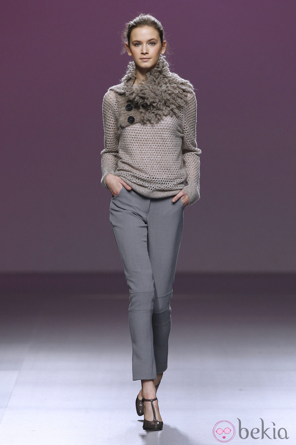 Pantalón de traje gris perla y jersey de punto de Sita Murt en la Fashion Week Madrid