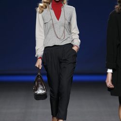 Pantalón negro con chaqueta gris y jersey rojo de TCN en la Fashion Week Madrid