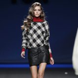 Falda de cuero negra con jersey de cuadros de TCN en la Fashion Week Madrid