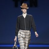 Pantalón de cuadros con chaqueta negra de TCN en la Fashion Week Madrid
