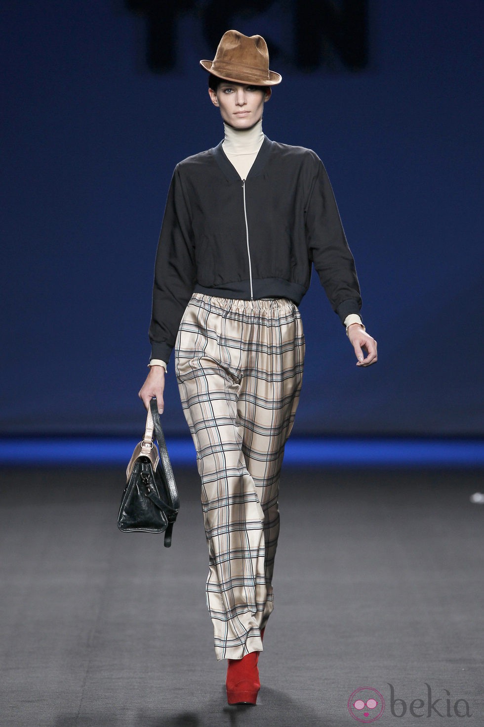 Pantalón de cuadros con chaqueta negra de TCN en la Fashion Week Madrid