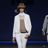 Pantalón vaquero blanco con chaqueta a juego de TCN en la Fashion Week Madrid