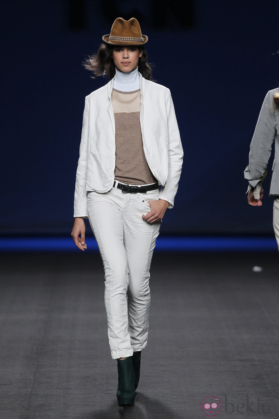 Pantalón vaquero blanco con chaqueta a juego de TCN en la Fashion Week Madrid