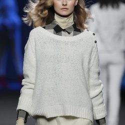 Jersey de punto blanco roto con camisa de cuadros y shorts de TCN en la Fashion Week Madrid
