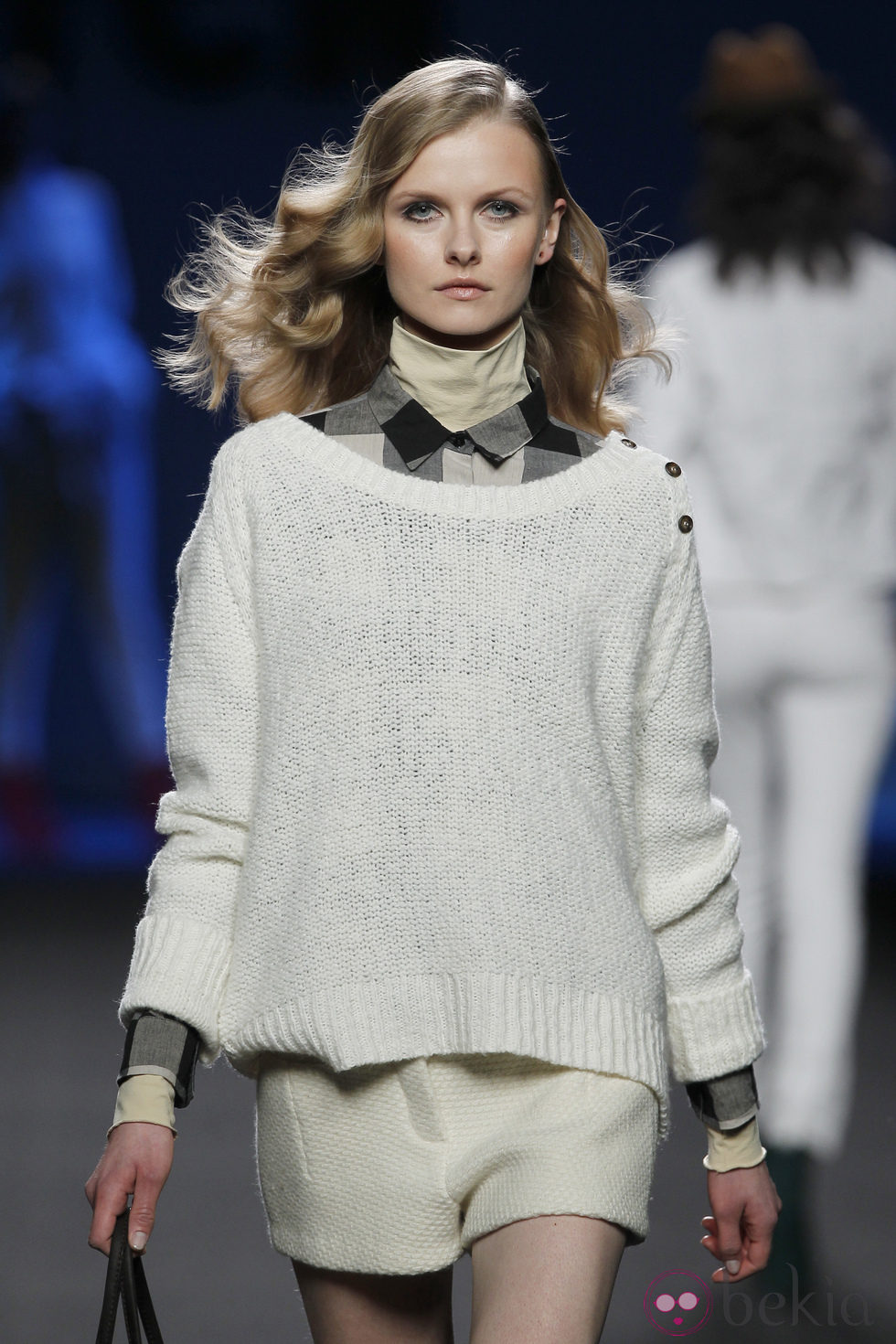Jersey de punto blanco roto con camisa de cuadros y shorts de TCN en la Fashion Week Madrid