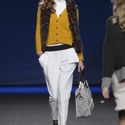 Pantalón blanco con chaqueta amarilla de punto de TCN en la Fashion Week Madrid