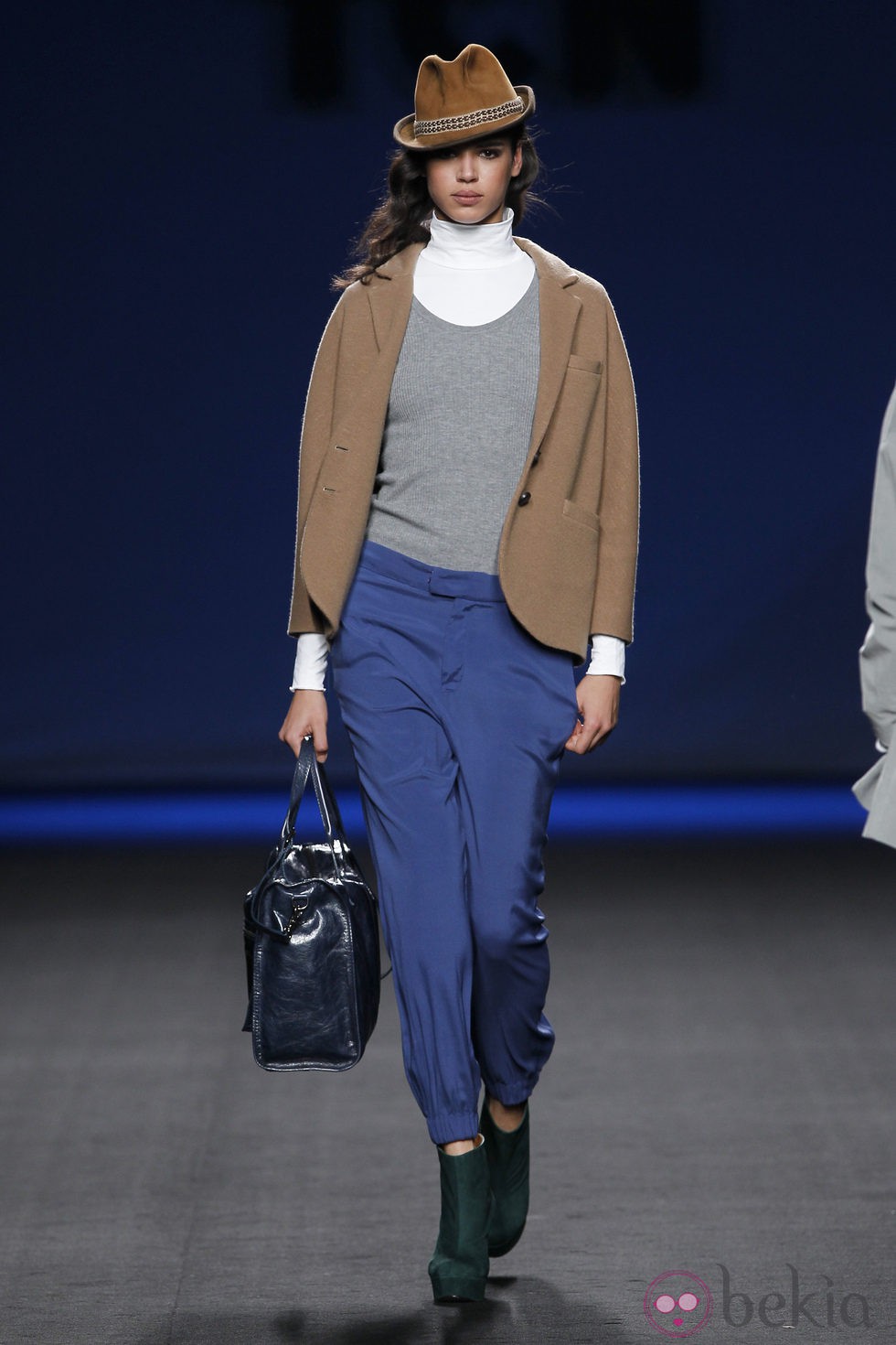Pantalón azul con chaqueta camel de TCN en la Fashion Week Madrid
