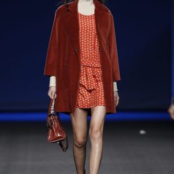 Vestido estampado naranja con abrigo caldero de TCN en la Fashion Week Madrid