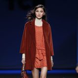 Vestido estampado naranja con abrigo caldero de TCN en la Fashion Week Madrid