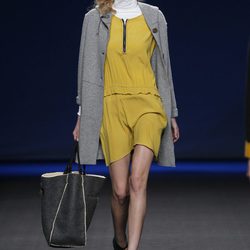 Vestido amarillo con abrigo gris perla de TCN en la Fashion Week Madrid
