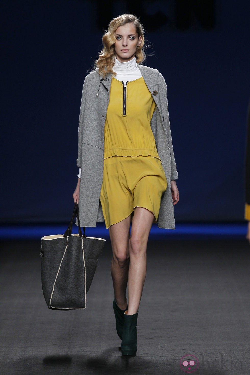 Vestido amarillo con abrigo gris perla de TCN en la Fashion Week Madrid