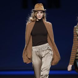 Pantalón crema con abrigo camel de TCN en la Fashion Week Madrid