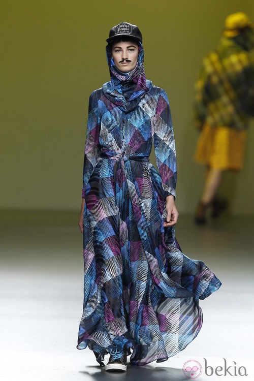 Vestido largo de cuadros en tonos azules de Carlos Díez en la Fashion Week Madrid