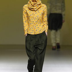 Camisa amarilla hasta la cabeza y pantalón verde de Carlos Díez en la Fashion Week Madrid