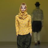 Camisa amarilla hasta la cabeza y pantalón verde de Carlos Díez en la Fashion Week Madrid