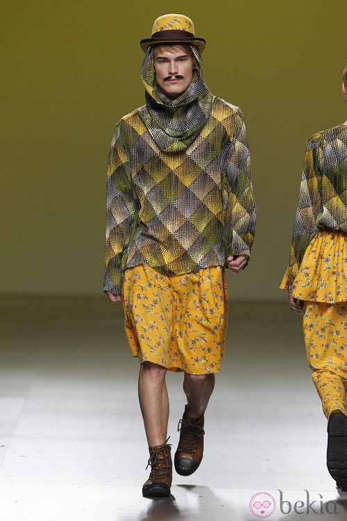 Jersey estampado con verdugo y falda amarilla de Carlos Díez en la Fashion Week Madrid