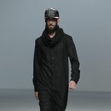 Mono negro de corte masculino de Carlos Díez en la Fashion Week Madrid