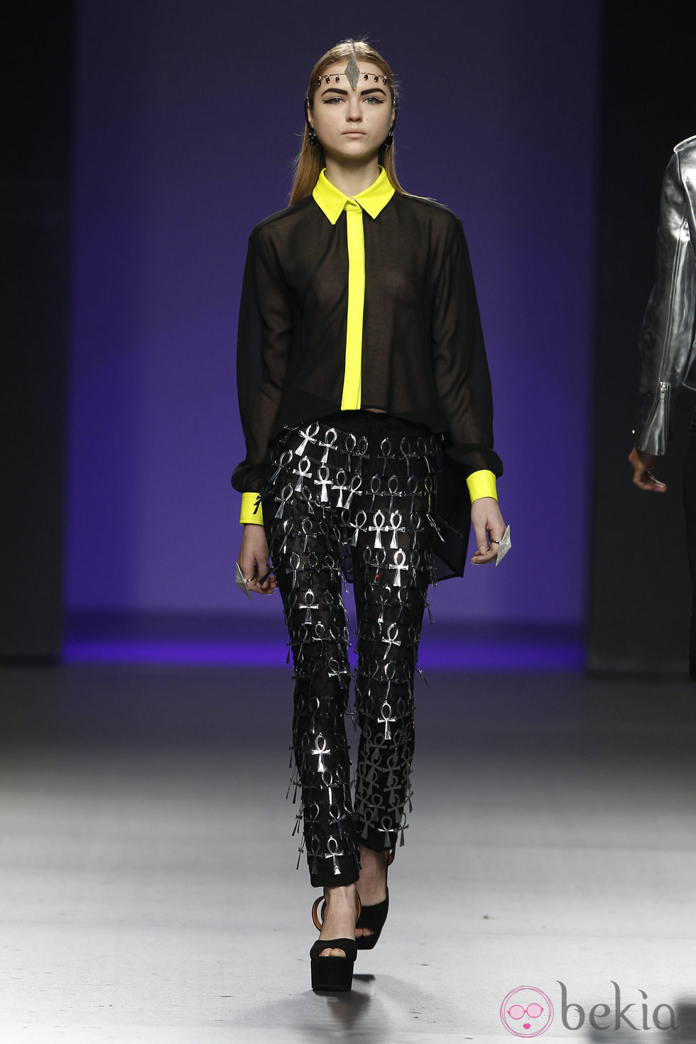 Camisa transparente negra y amarilla de María Escoté en Fashion Week Madrid