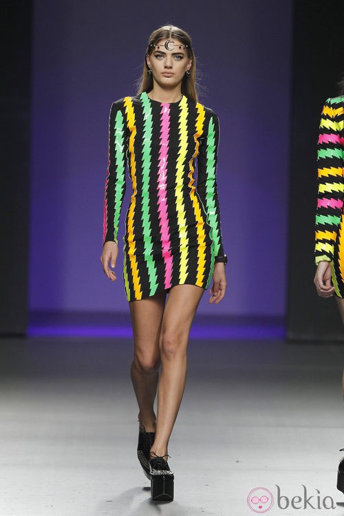Vestido de rayas de colores de la colección otoño/invierno 2012/2013 de María Escoté