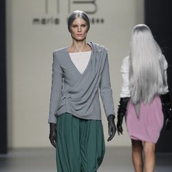 Pantalón verde tableado con chaqueta gris perla de María Barros en Madrid Fashion Week