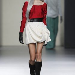 MIni falda blanca con volumen y camisa roja de María Barros en Madrid Fashion Week