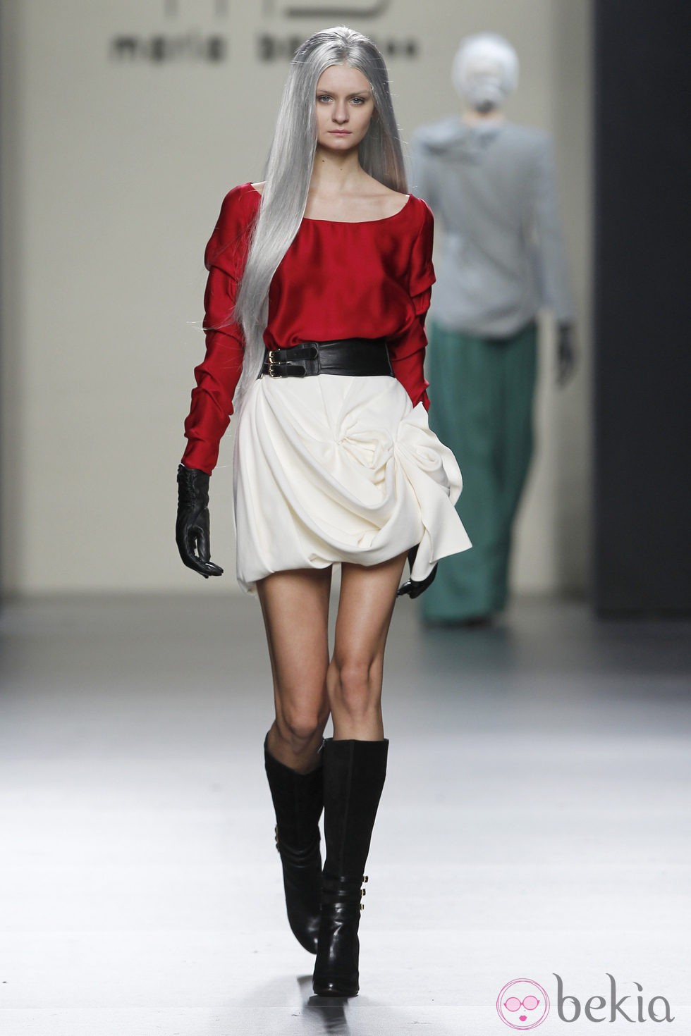 MIni falda blanca con volumen y camisa roja de María Barros en Madrid Fashion Week
