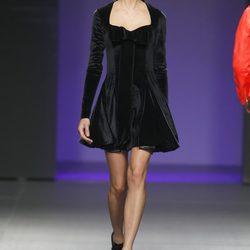 Vestido negro de la colección otoño/invierno 2012/2013 de María Escoté