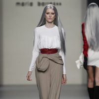 Pantalón baggy con camiseta blanca de María Barros en Madrid Fashion Week