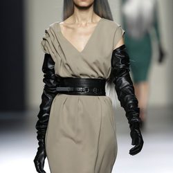 Vestido de tirantes con guantes y fajín de cuero negro de María Barros en Madrid Fashion Week