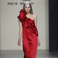 Vestido largo de noche en color rojo de María Barros en Madrid Fashion Week