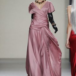 Vestido largo de noche en color rosa de María Barros en Madrid Fashion Week
