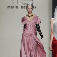 Vestido largo de noche en color rosa de María Barros en Madrid Fashion Week