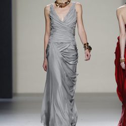 Vestido largo de noche en color gris perla de María Barros en Madrid Fashion Week