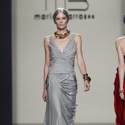 Vestido largo de noche en color gris perla de María Barros en Madrid Fashion Week