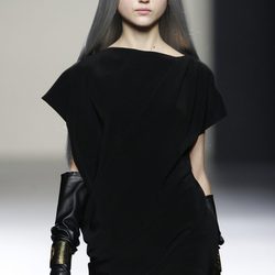 Mini vestido negro con bajo dorado de María Barros en Madrid Fashion Week