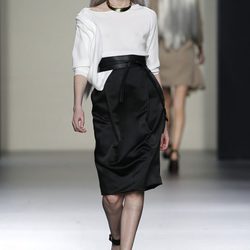 Falda negra alta y camiseta blanca de María Barros en Madrid Fashion Week