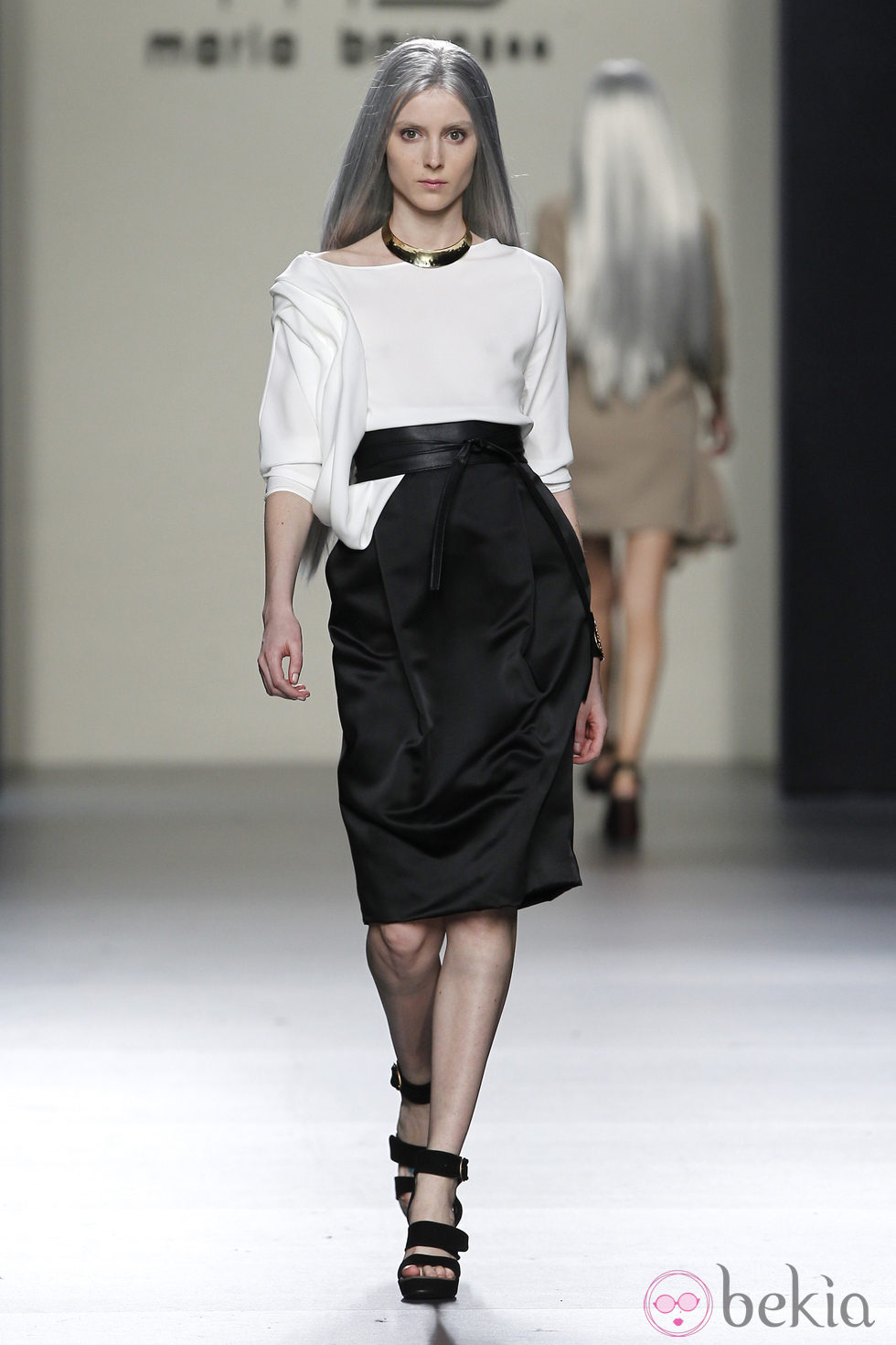 Falda negra alta y camiseta blanca de María Barros en Madrid Fashion Week