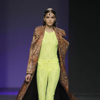 Traje pantalón amarillo flúor de María Escoté en Madrid Fashion Week